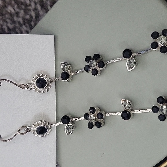 Flower dangle earrings - Picture 2 of 2